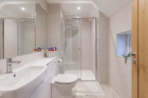 Ensuite (2)- click for photo gallery